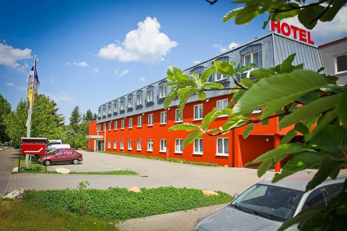 Biergarten am Hotel Rosenstadt mit Tischen im Grünen