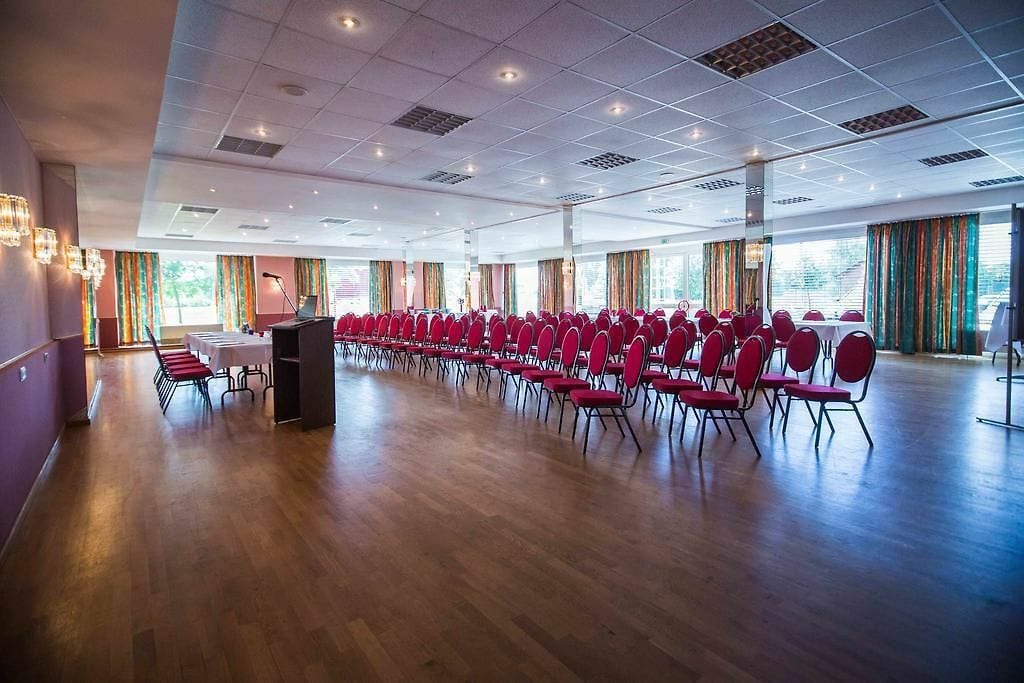 Bühne und Saal für Live-Shows im Stadtgespräch Rosenstadt