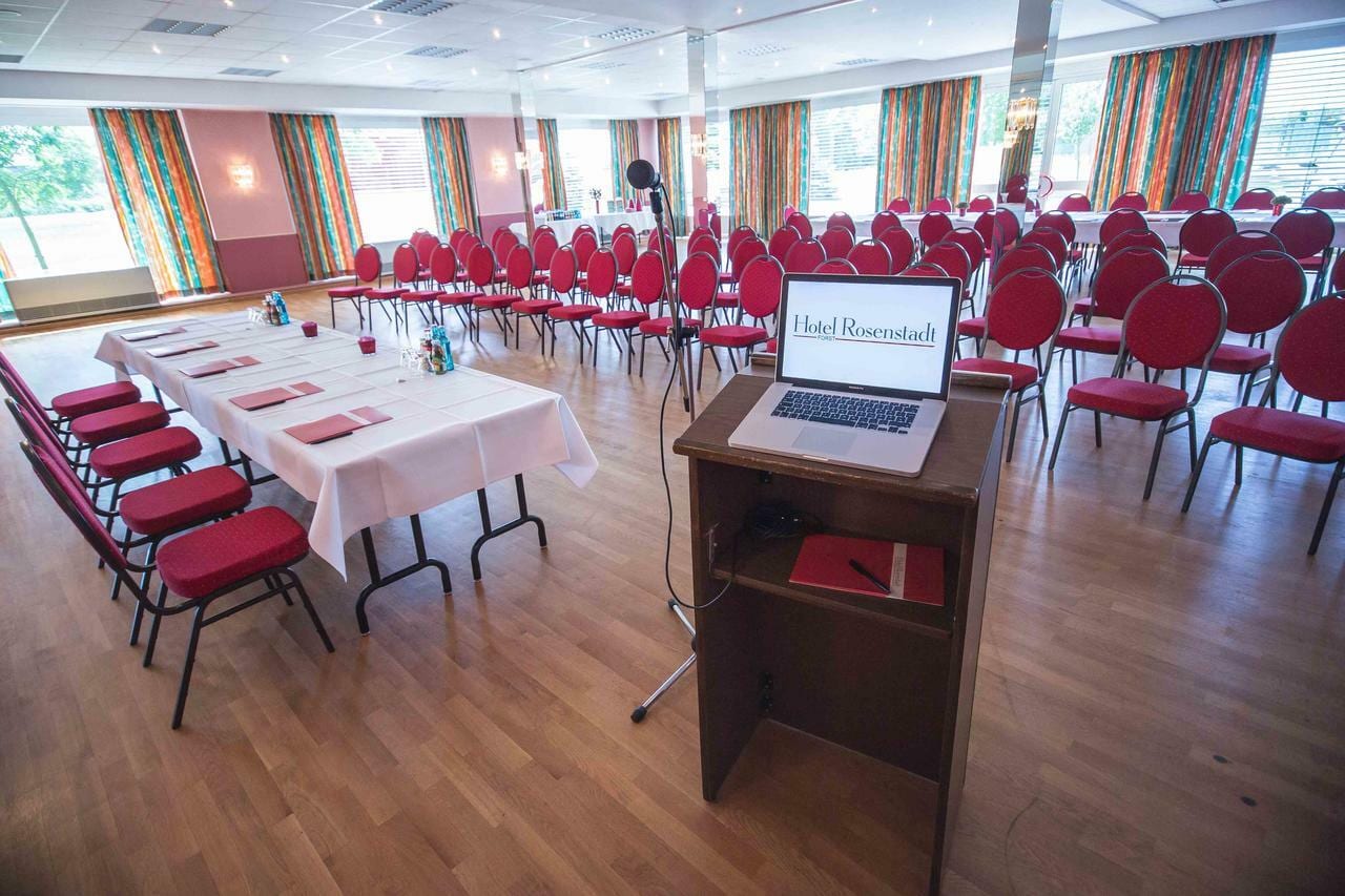 Gedeckte Tafel für Familienfeiern im Stadtgespräch Rosenstadt