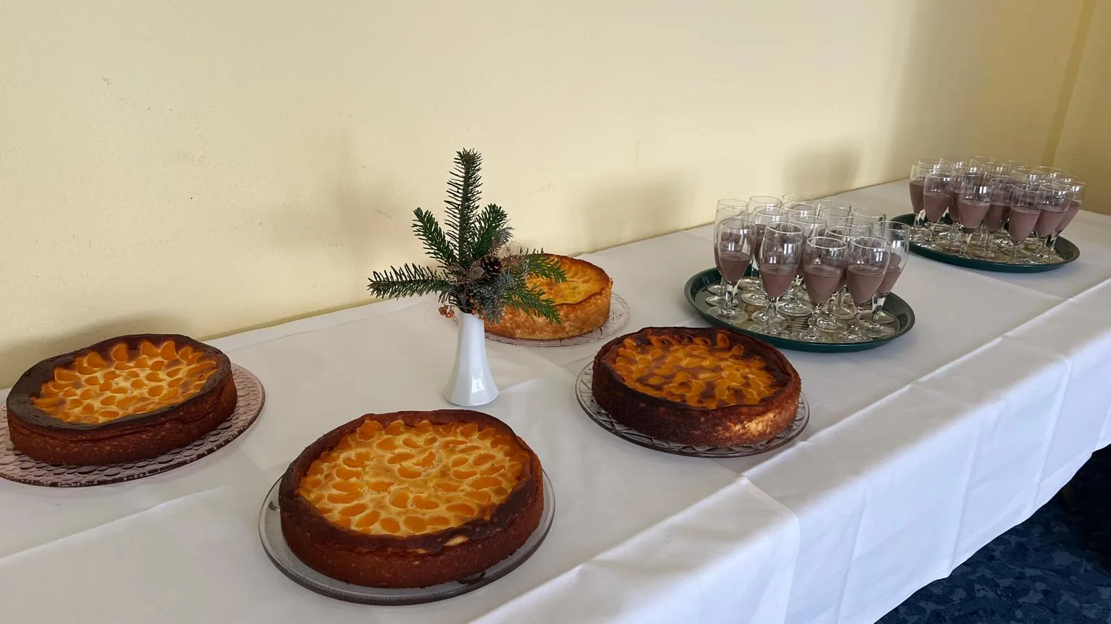Kuchenbuffet und vorbereitete Getränke für eine Feier im Stadtgespräch
