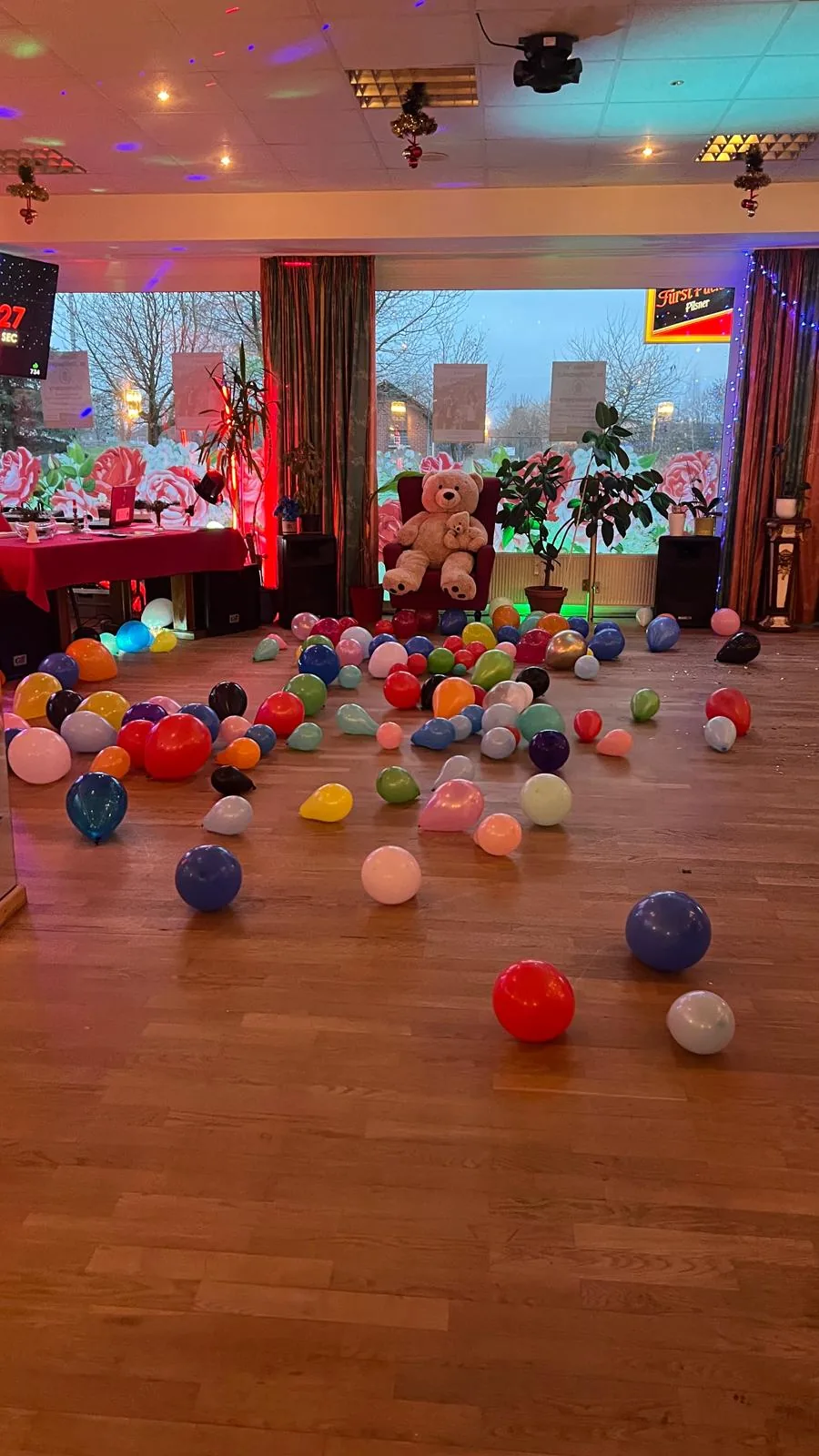 Mit Luftballons dekorierte Tanzfläche im Festsaal des Stadtgesprächs