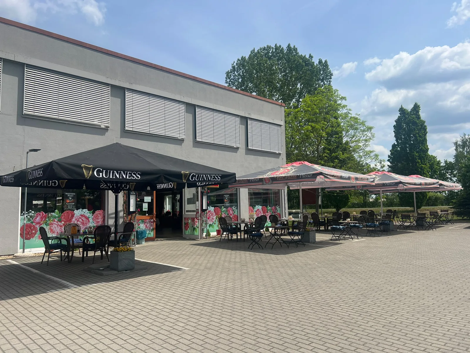 Außenansicht des Stadtgesprächs mit Biergarten am Hotel Rosenstadt in Forst